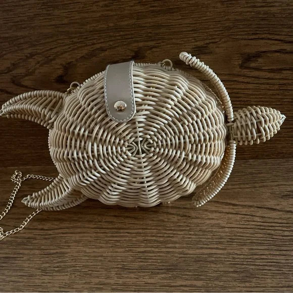 Tommy Bahama Woven Turtle Crossbody Bag in Natural Straw with Gold Chain NWT - Picture 2 of 8